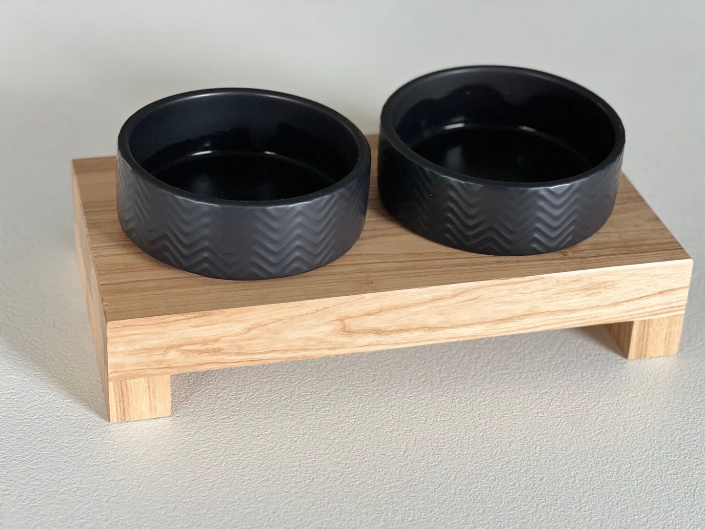 Ergonomiczna stacja na miski  | Lite drewno