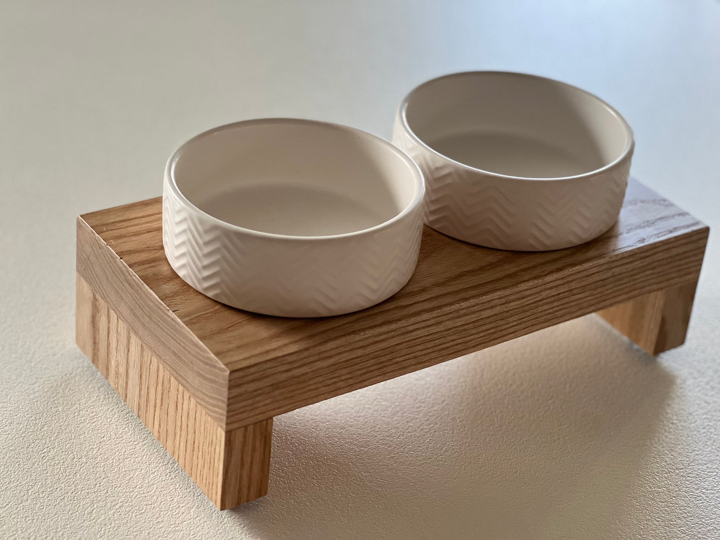 Ergonomiczna stacja na miski  | Lite drewno