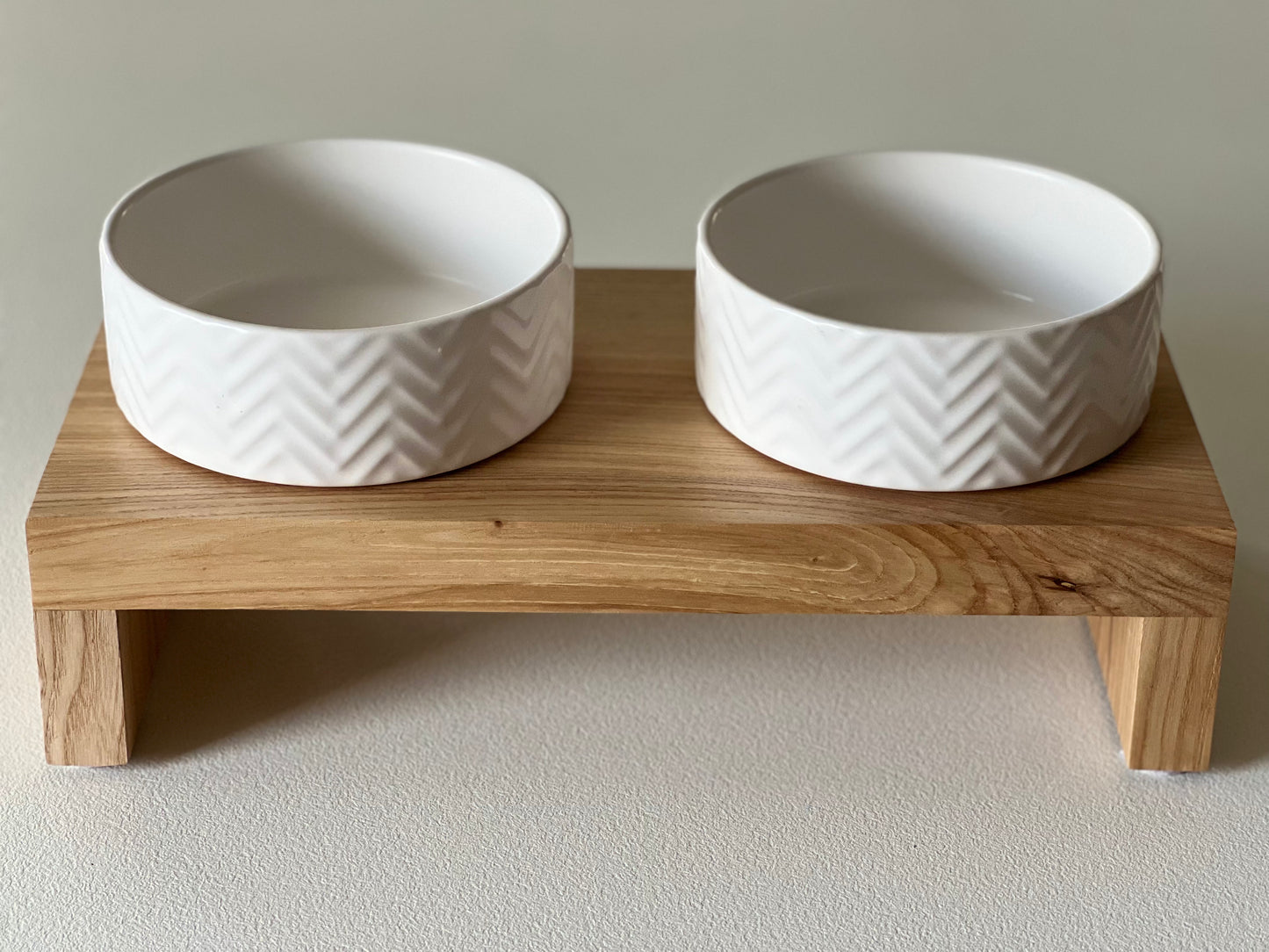 Ergonomiczna stacja na miski  | Lite drewno